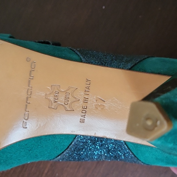 Green suede shoes sz US7 but I have 6.5 and it's just right for me. - Picture 6 of 6